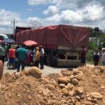 Transportistas y cocaleros tienden a masificar bloqueo de caminos en el Trópico; gobierno llama al diálogo