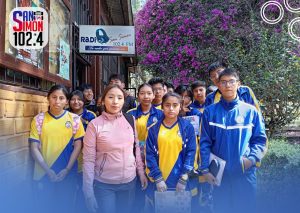Estudiantes visitan Radio San Simón