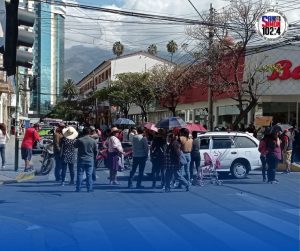 Padres de familia exigen pase directo a otro establecimiento y rechazan sorteo propuesto por SEDUCA