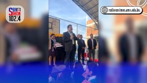 Regalos y alegría navideña para niños del distrito 14